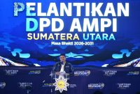 Gubernur Sumatera Utara Muhammad Bobby Afif Nasution menyampaikan sambutan sekaligus mengajak pengurus baru dan seluruh kader untuk memperkuat kolaborasi antarorganisasi kepemudaan dalam menghadapi tantangan sosial dan kemajuan teknologi, pada acara Pelantikan Dewan Pimpinan Daerah (DPD) Angkatan Muda Pembaharuan Indonesia (AMPI) Sumut masa bakti 2026–2031 yang berlangsung di Regale International Convention Centre, Medan, Minggu (21/6/2026). Foto: Ist.