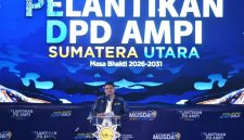 Gubernur Sumatera Utara Muhammad Bobby Afif Nasution menyampaikan sambutan sekaligus mengajak pengurus baru dan seluruh kader untuk memperkuat kolaborasi antarorganisasi kepemudaan dalam menghadapi tantangan sosial dan kemajuan teknologi, pada acara Pelantikan Dewan Pimpinan Daerah (DPD) Angkatan Muda Pembaharuan Indonesia (AMPI) Sumut masa bakti 2026–2031 yang berlangsung di Regale International Convention Centre, Medan, Minggu (21/6/2026). Foto: Ist.