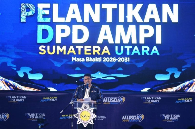 Gubernur Sumatera Utara Muhammad Bobby Afif Nasution menyampaikan sambutan sekaligus mengajak pengurus baru dan seluruh kader untuk memperkuat kolaborasi antarorganisasi kepemudaan dalam menghadapi tantangan sosial dan kemajuan teknologi, pada acara Pelantikan Dewan Pimpinan Daerah (DPD) Angkatan Muda Pembaharuan Indonesia (AMPI) Sumut masa bakti 2026–2031 yang berlangsung di Regale International Convention Centre, Medan, Minggu (21/6/2026). Foto: Ist.