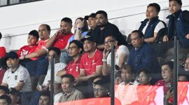 Gubernur Sumatera Utara Muhammad Bobby Afif Nasution menyaksikan langsung laga perdana Piala AFF U19 2026 antara Timnas Indonesia U19 melawan Myanmar di Stadion Utama Sumut, Deliserdang, Senin (1/6/2026). Foto: Ist.