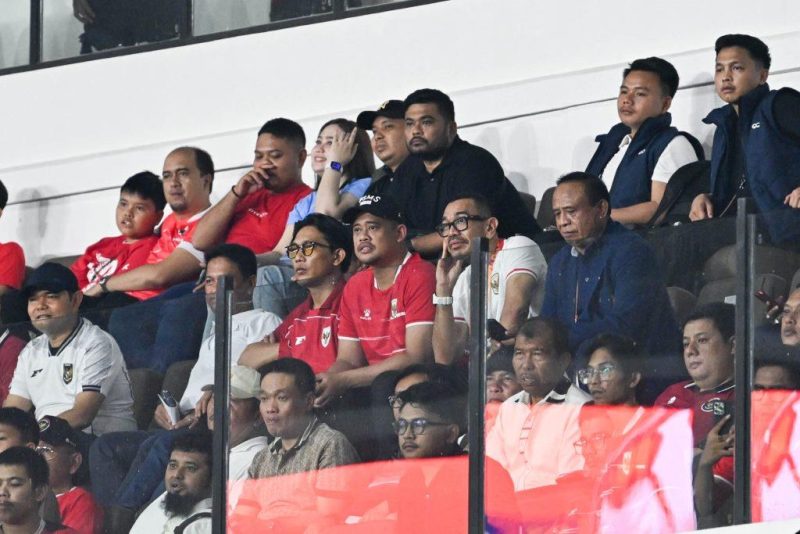 Gubernur Sumatera Utara Muhammad Bobby Afif Nasution menyaksikan langsung laga perdana Piala AFF U19 2026 antara Timnas Indonesia U19 melawan Myanmar di Stadion Utama Sumut, Deliserdang, Senin (1/6/2026). Foto: Ist.