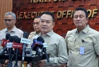 Kepala Kantor Staf Presiden (KSP) Dudung Abdurachman (tengah) memberikan keterangan pers usai audiensi dengan para pengusaha mitra Badan Gizi Nasional (BGN) di Jakarta, Rabu (10/6/2026). Foto: Ist.
