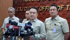 Kepala Kantor Staf Presiden (KSP) Dudung Abdurachman (tengah) memberikan keterangan pers usai audiensi dengan para pengusaha mitra Badan Gizi Nasional (BGN) di Jakarta, Rabu (10/6/2026). Foto: Ist.