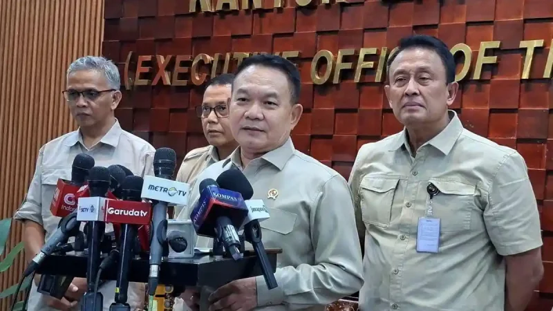 Kepala Kantor Staf Presiden (KSP) Dudung Abdurachman (tengah) memberikan keterangan pers usai audiensi dengan para pengusaha mitra Badan Gizi Nasional (BGN) di Jakarta, Rabu (10/6/2026). Foto: Ist.