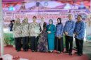 Ketua TP PKK Provinsi Sumut Kahiyang Ayu (tengah) menyerahkan apresiasi sekaligus dokumen penilaian kepada jajaran TP PKK Kota Tebingtinggi dalam kegiatan monitoring dan penilaian Hari Kesatuan Gerak (HKG) PKK kategori Program AKU HATINYA PKK, yang berlangsung di Kantor Lurah Rantau Laban, Kecamatan Rambutan, Rabu (17/6/2026). Foto: Ist.