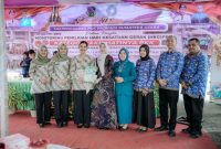 Ketua TP PKK Provinsi Sumut Kahiyang Ayu (tengah) menyerahkan apresiasi sekaligus dokumen penilaian kepada jajaran TP PKK Kota Tebingtinggi dalam kegiatan monitoring dan penilaian Hari Kesatuan Gerak (HKG) PKK kategori Program AKU HATINYA PKK, yang berlangsung di Kantor Lurah Rantau Laban, Kecamatan Rambutan, Rabu (17/6/2026). Foto: Ist.