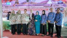 Ketua TP PKK Provinsi Sumut Kahiyang Ayu (tengah) menyerahkan apresiasi sekaligus dokumen penilaian kepada jajaran TP PKK Kota Tebingtinggi dalam kegiatan monitoring dan penilaian Hari Kesatuan Gerak (HKG) PKK kategori Program AKU HATINYA PKK, yang berlangsung di Kantor Lurah Rantau Laban, Kecamatan Rambutan, Rabu (17/6/2026). Foto: Ist.