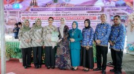 Ketua TP PKK Provinsi Sumut Kahiyang Ayu (tengah) menyerahkan apresiasi sekaligus dokumen penilaian kepada jajaran TP PKK Kota Tebingtinggi dalam kegiatan monitoring dan penilaian Hari Kesatuan Gerak (HKG) PKK kategori Program AKU HATINYA PKK, yang berlangsung di Kantor Lurah Rantau Laban, Kecamatan Rambutan, Rabu (17/6/2026). Foto: Ist.