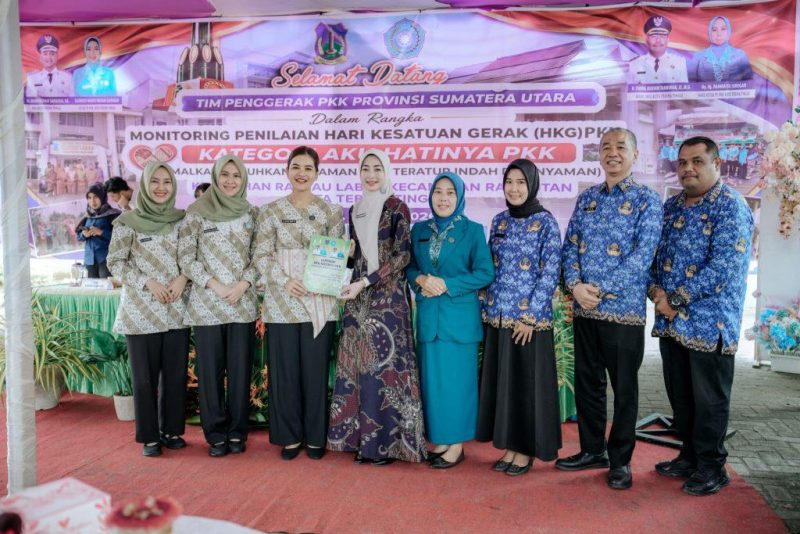 Ketua TP PKK Provinsi Sumut Kahiyang Ayu (tengah) menyerahkan apresiasi sekaligus dokumen penilaian kepada jajaran TP PKK Kota Tebingtinggi dalam kegiatan monitoring dan penilaian Hari Kesatuan Gerak (HKG) PKK kategori Program AKU HATINYA PKK, yang berlangsung di Kantor Lurah Rantau Laban, Kecamatan Rambutan, Rabu (17/6/2026). Foto: Ist.
