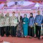 Ketua TP PKK Provinsi Sumut Kahiyang Ayu (tengah) menyerahkan apresiasi sekaligus dokumen penilaian kepada jajaran TP PKK Kota Tebingtinggi dalam kegiatan monitoring dan penilaian Hari Kesatuan Gerak (HKG) PKK kategori Program AKU HATINYA PKK, yang berlangsung di Kantor Lurah Rantau Laban, Kecamatan Rambutan, Rabu (17/6/2026). Foto: Ist.