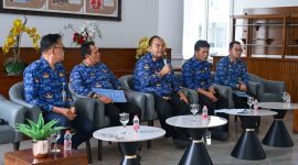 Kepala Bagian Kerja Sama Biro Pemerintahan dan Otonomi Daerah Setdaprov Sumut, Ahmad Yamin (tengah berbicara), memberikan keterangan pers terkait kesiapan Pemprov Sumut menjadi tuan rumah pertemuan tingkat menteri IMT-GT ke-32 tahun 2026, di Lobby Dekranasda Sumut, Kantor Gubernur Sumut, Medan, Rabu (17/6/2026). Foto: Ist.