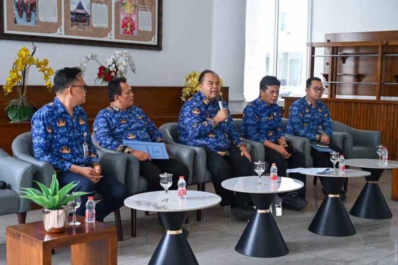 Kepala Bagian Kerja Sama Biro Pemerintahan dan Otonomi Daerah Setdaprov Sumut, Ahmad Yamin (tengah berbicara), memberikan keterangan pers terkait kesiapan Pemprov Sumut menjadi tuan rumah pertemuan tingkat menteri IMT-GT ke-32 tahun 2026, di Lobby Dekranasda Sumut, Kantor Gubernur Sumut, Medan, Rabu (17/6/2026). Foto: Ist.