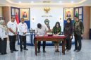 Gubernur Sumatera Utara Muhammad Bobby Afif Nasution menandatangani Nota Kesepahaman (MoU) tentang jejaring pengampuan mata bersama Direktur Utama Rumah Sakit Mata Cicendo Antonia Kartika di Ruang Kerja Gubernur, Medan, Rabu (3/6/2026). Foto: Ist.