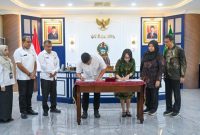 Gubernur Sumatera Utara Muhammad Bobby Afif Nasution menandatangani Nota Kesepahaman (MoU) tentang jejaring pengampuan mata bersama Direktur Utama Rumah Sakit Mata Cicendo Antonia Kartika di Ruang Kerja Gubernur, Medan, Rabu (3/6/2026). Foto: Ist.