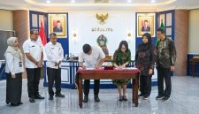 Gubernur Sumatera Utara Muhammad Bobby Afif Nasution menandatangani Nota Kesepahaman (MoU) tentang jejaring pengampuan mata bersama Direktur Utama Rumah Sakit Mata Cicendo Antonia Kartika di Ruang Kerja Gubernur, Medan, Rabu (3/6/2026). Foto: Ist.