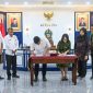 Gubernur Sumatera Utara Muhammad Bobby Afif Nasution menandatangani Nota Kesepahaman (MoU) tentang jejaring pengampuan mata bersama Direktur Utama Rumah Sakit Mata Cicendo Antonia Kartika di Ruang Kerja Gubernur, Medan, Rabu (3/6/2026). Foto: Ist.
