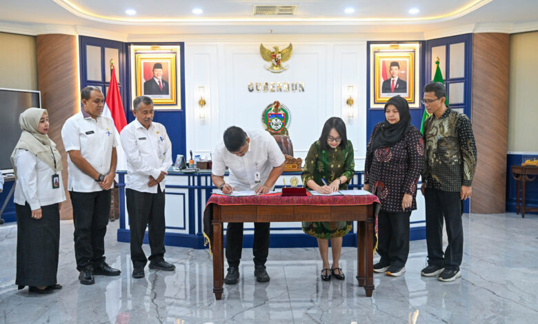 Gubernur Sumatera Utara Muhammad Bobby Afif Nasution menandatangani Nota Kesepahaman (MoU) tentang jejaring pengampuan mata bersama Direktur Utama Rumah Sakit Mata Cicendo Antonia Kartika di Ruang Kerja Gubernur, Medan, Rabu (3/6/2026). Foto: Ist.
