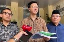 Kuasa hukum korban penipuan Hanania Group, Joddy Mulyasetya Putra (tengah), memberikan keterangan pers di Polda Metro Jaya, Rabu (17/6/2026), usai melaporkan tambahan 620 korban baru pada gelombang ketiga. Foto: Ist.