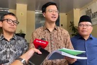 Kuasa hukum korban penipuan Hanania Group, Joddy Mulyasetya Putra (tengah), memberikan keterangan pers di Polda Metro Jaya, Rabu (17/6/2026), usai melaporkan tambahan 620 korban baru pada gelombang ketiga. Foto: Ist.