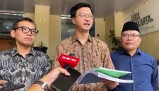 Kuasa hukum korban penipuan Hanania Group, Joddy Mulyasetya Putra (tengah), memberikan keterangan pers di Polda Metro Jaya, Rabu (17/6/2026), usai melaporkan tambahan 620 korban baru pada gelombang ketiga. Foto: Ist.