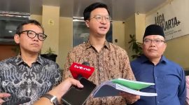 Kuasa hukum korban penipuan Hanania Group, Joddy Mulyasetya Putra (tengah), memberikan keterangan pers di Polda Metro Jaya, Rabu (17/6/2026), usai melaporkan tambahan 620 korban baru pada gelombang ketiga. Foto: Ist.