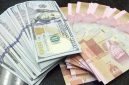 Ilustrasi – Tumpukan uang dolar Amerika Serikat dan uang rupiah. Nilai tukar rupiah tercatat melemah tajam ke level Rp 18.201 per dolar AS pada perdagangan Senin (8/6/2026). Foto: Ist.