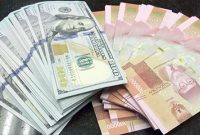 Ilustrasi – Tumpukan uang dolar Amerika Serikat dan uang rupiah. Nilai tukar rupiah tercatat melemah tajam ke level Rp 18.201 per dolar AS pada perdagangan Senin (8/6/2026). Foto: Ist.