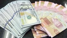 Ilustrasi – Tumpukan uang dolar Amerika Serikat dan uang rupiah. Nilai tukar rupiah tercatat melemah tajam ke level Rp 18.201 per dolar AS pada perdagangan Senin (8/6/2026). Foto: Ist.