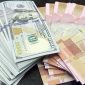 Ilustrasi – Tumpukan uang dolar Amerika Serikat dan uang rupiah. Nilai tukar rupiah tercatat melemah tajam ke level Rp 18.201 per dolar AS pada perdagangan Senin (8/6/2026). Foto: Ist.