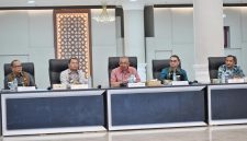 Penjabat Sekretaris Daerah Provinsi Sumatera Utara Sulaiman Harahap (tengah) menyampaikan arahan dalam Rapat Koordinasi Sinkronisasi Entry Data Program Hasil Terbaik Cepat, Program Strategis Daerah, dan Bantuan Keuangan Provinsi Tahun 2026, yang berlangsung di Aula Raja Inal Siregar Kantor Gubernur Sumut, Medan, Kamis (18/6/2026). Foto: Ist.