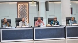 Penjabat Sekretaris Daerah Provinsi Sumatera Utara Sulaiman Harahap (tengah) menyampaikan arahan dalam Rapat Koordinasi Sinkronisasi Entry Data Program Hasil Terbaik Cepat, Program Strategis Daerah, dan Bantuan Keuangan Provinsi Tahun 2026, yang berlangsung di Aula Raja Inal Siregar Kantor Gubernur Sumut, Medan, Kamis (18/6/2026). Foto: Ist.