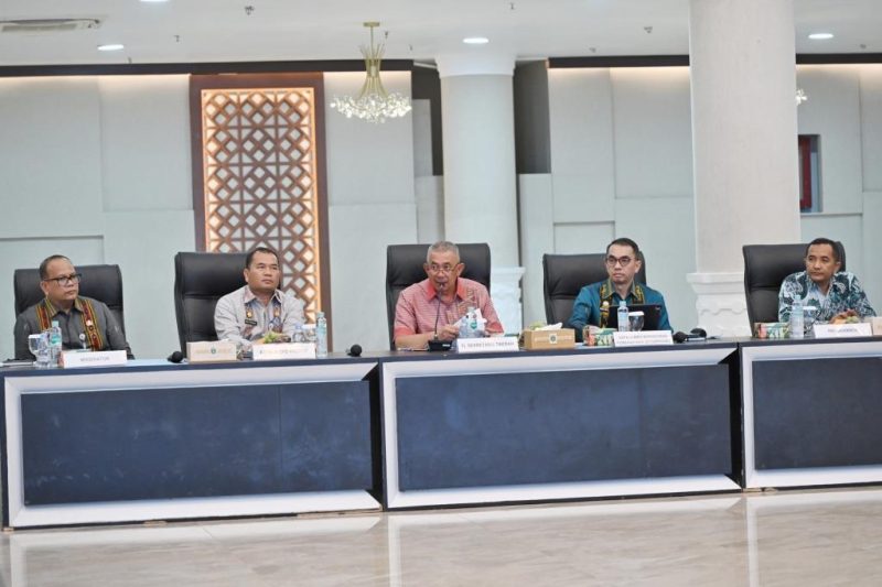 Penjabat Sekretaris Daerah Provinsi Sumatera Utara Sulaiman Harahap (tengah) menyampaikan arahan dalam Rapat Koordinasi Sinkronisasi Entry Data Program Hasil Terbaik Cepat, Program Strategis Daerah, dan Bantuan Keuangan Provinsi Tahun 2026, yang berlangsung di Aula Raja Inal Siregar Kantor Gubernur Sumut, Medan, Kamis (18/6/2026). Foto: Ist.