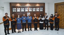 Wakil Gubernur Sumatera Utara, Surya (tengah berbaju biru), berfoto bersama jajaran pimpinan dan petugas Badan Pusat Statistik (BPS) Provinsi Sumut di ruang kerja Wakil Gubernur, Kantor Gubernur Sumut, Medan, Rabu (17/6/2026). Foto: Ist.