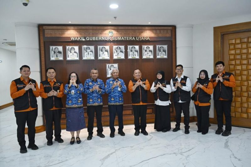 Wakil Gubernur Sumatera Utara, Surya (tengah berbaju biru), berfoto bersama jajaran pimpinan dan petugas Badan Pusat Statistik (BPS) Provinsi Sumut di ruang kerja Wakil Gubernur, Kantor Gubernur Sumut, Medan, Rabu (17/6/2026). Foto: Ist.