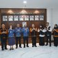 Wakil Gubernur Sumatera Utara, Surya (tengah berbaju biru), berfoto bersama jajaran pimpinan dan petugas Badan Pusat Statistik (BPS) Provinsi Sumut di ruang kerja Wakil Gubernur, Kantor Gubernur Sumut, Medan, Rabu (17/6/2026). Foto: Ist.