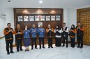 Wakil Gubernur Sumatera Utara, Surya (tengah berbaju biru), berfoto bersama jajaran pimpinan dan petugas Badan Pusat Statistik (BPS) Provinsi Sumut di ruang kerja Wakil Gubernur, Kantor Gubernur Sumut, Medan, Rabu (17/6/2026). Foto: Ist.
