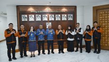 Wakil Gubernur Sumatera Utara, Surya (tengah berbaju biru), berfoto bersama jajaran pimpinan dan petugas Badan Pusat Statistik (BPS) Provinsi Sumut di ruang kerja Wakil Gubernur, Kantor Gubernur Sumut, Medan, Rabu (17/6/2026). Foto: Ist.