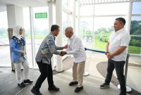 Wakil Gubernur Sumatera Utara Surya menyambut kedatangan Menteri Kependudukan dan Pembangunan Keluarga/Kepala BKKBN Wihaji di Service Lounge Bandara Internasional Kualanamu, Selasa (2/6/2026). Foto: Ist.