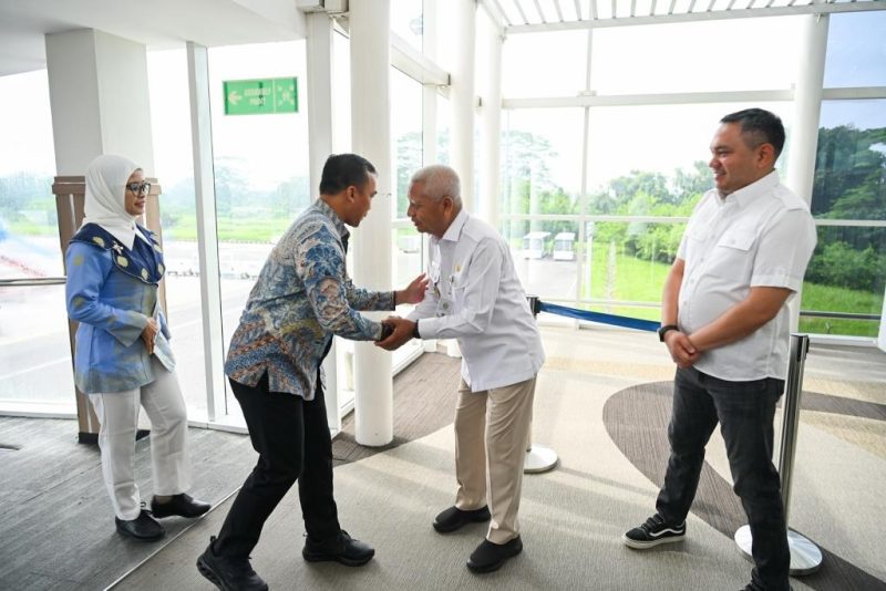 Wakil Gubernur Sumatera Utara Surya menyambut kedatangan Menteri Kependudukan dan Pembangunan Keluarga/Kepala BKKBN Wihaji di Service Lounge Bandara Internasional Kualanamu, Selasa (2/6/2026). Foto: Ist.