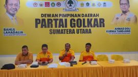 Ketua PDK KOSGORO 1957 Sumut, Viktor Silaen (tengah) saat memberikan arahan dalam rapat penetapan pengurus baru periode 2026–2031 di Medan, Selasa (2/6/2026). Foto: Ist.