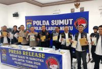 Jajaran Polres Labuhanbatu, Polda Sumatera Utara, memperlihatkan barang bukti dalam konferensi pers pengungkapan kasus narkotika hasil Operasi Antik Toba 2026, di Aula Yan Piter Rabu (3/6/2026). Foto: GS