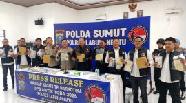 Jajaran Polres Labuhanbatu, Polda Sumatera Utara, memperlihatkan barang bukti dalam konferensi pers pengungkapan kasus narkotika hasil Operasi Antik Toba 2026, di Aula Yan Piter Rabu (3/6/2026). Foto: GS