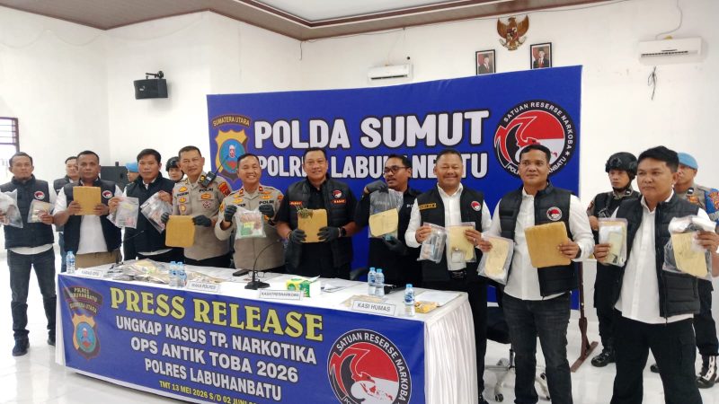 Jajaran Polres Labuhanbatu, Polda Sumatera Utara, memperlihatkan barang bukti dalam konferensi pers pengungkapan kasus narkotika hasil Operasi Antik Toba 2026, di Aula Yan Piter Rabu (3/6/2026). Foto: GS