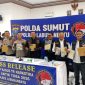 Jajaran Polres Labuhanbatu, Polda Sumatera Utara, memperlihatkan barang bukti dalam konferensi pers pengungkapan kasus narkotika hasil Operasi Antik Toba 2026, di Aula Yan Piter Rabu (3/6/2026). Foto: GS