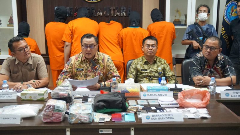 Konferensi pers pengungkapan kasus narkotika yang digelar Badan Narkotika Nasional (BNN) Provinsi Sumatera Utara, Selasa (9/6/2026). Foto: Ist.