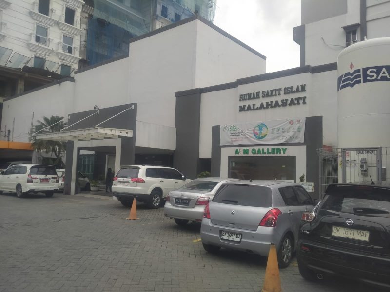 Tampak depan gedung Rumah Sakit Islam Malahayati Medan, tempat berlangsungnya dugaan kasus malpraktik dan pembayaran di luar rekening resmi yang melibatkan dokter Prof dr RD terhadap pasien Nurlita br Simbolon pasca operasi pada 29 Mei 2025. Foto: Dok. Media Delegasi