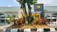Tampak depan gedung Balai Besar Pelaksanaan Jalan Nasional Sumatera Utara (BBPJN Sumut). Lembaga ini didesak oleh Koordinator Riak Sumut, Amri Tambunan, untuk bertanggung jawab dan memberikan kompensasi kepada warga yang menjadi korban kecelakaan berulang akibat kondisi ruas jalan nasional Aek Kanopan–Rantau Prapat yang dikeruk namun belum diperbaiki, serta meminta perbaikan segera demi keselamatan pengguna jalan. Foto: GS