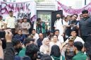 Ketua DPRD Provinsi Sumatera Utara, Erni Ariyanti Sitorus, S.H., M.Kn., berdialog langsung dengan massa aksi yang dipimpin BEM USU dan elemen masyarakat di halaman Gedung DPRD Sumut, Senin (15/6/2026). Foto: GS