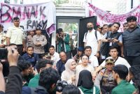 Ketua DPRD Provinsi Sumatera Utara, Erni Ariyanti Sitorus, S.H., M.Kn., berdialog langsung dengan massa aksi yang dipimpin BEM USU dan elemen masyarakat di halaman Gedung DPRD Sumut, Senin (15/6/2026). Foto: GS