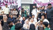 Ketua DPRD Provinsi Sumatera Utara, Erni Ariyanti Sitorus, S.H., M.Kn., berdialog langsung dengan massa aksi yang dipimpin BEM USU dan elemen masyarakat di halaman Gedung DPRD Sumut, Senin (15/6/2026). Foto: GS